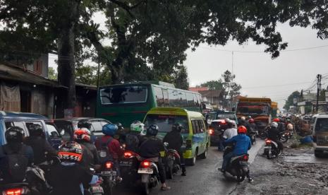 Jalur mudik di Kabupaten Sukabumi kerap macet lantaran sempitnya jalan dan padatnya kendaraan.