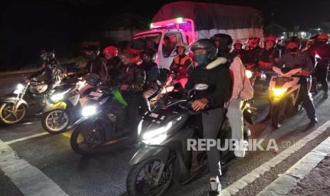 Jalur pantura Indramayu, semakin dipadati oleh kendaraan pemudik dari arah Jakarta menuju arah Jateng, Jumat (5/4/2024) malam. 