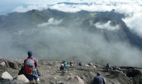 Jalur pendakian dari Mahameru.