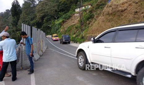 Jalur puncak menuju Cianjur (ilustrasi). Puluhan kendaraan bernopol luar kota dilarang masuk ke wilayah Cianjur, Jawa Barat, setelah dilakukan isolasi lokal dan penyekatan di sejumlah perbatasan menuju atau keluar Cianjur.