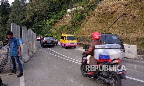 Jalur puncak menuju Cianjur sudah dibuka untuk roda empat berukuran kecil oleh pihak kepolisian. Jalur mulai dibuka Jumat (30/3) pukul 15:00 WIB.