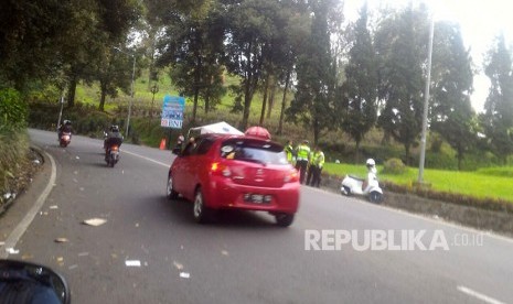 Kendaraan melintas di jalur Puncak menuju Cianjur. ilustrasi