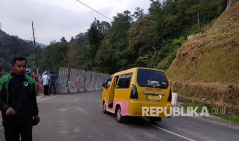 Jalur puncak menuju Cianjur sudah dibuka untuk roda empat berukuran kecil oleh pihak kepolisian. Jalur mulai dibuka Jumat (30/3) pukul 15:00 WIB.