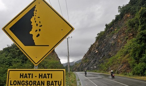 Jalur rawan longsor. (ilustrasi). BPB Lebak meminta pemudik yang menggunakan kendaraan pribadi mewaspadai jalan rawan longsor.