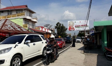 Jalur utama Kota Padang-Bukittinggi terpantau ramai lancar pada Selasa (12/6) atau H-3 Lebaran 1439 H. Padahal sebelumnya kepolisian memprediksi hari ini merupakan puncak arus mudik Lebaran. Terurainya kemacetan diyakini sebagai imbas dari penataan Pasar Koto Baru selama 3 bulan terakhir. 