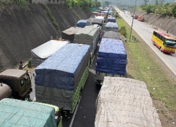 Jalur utama macet, jalur alternatif gelap, itulah yang harus ditembus pemudik ke Pelabuhan Merak, Banten.