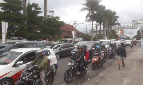 Jalur wisata Lembang terpantau macet oleh kendaraan yang hendak liburan ke sejumlah objek wisata di Lembang, Senin (24/12).