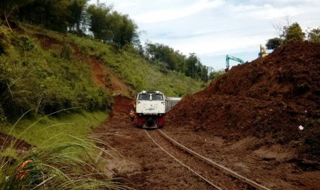 Jalura kereta yang tertimpa longsor sudah bisa dilewati kembali, Jumat (25/11). Foto: PT KAI