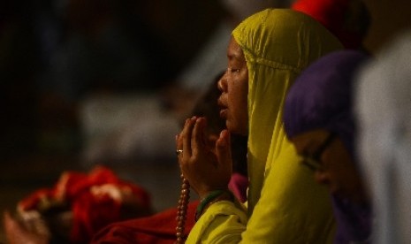 Jama'ah berdoa setelah Shalat Ashar saat acara Dzikir Nasional 2015 yang diadakan di Masjid At-Tin, Jakarta Timu, Kamis (31/12)