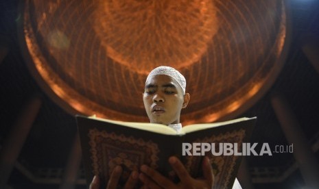 Jama'ah membaca ayat suci Al-quran usai menunaikan Shalat Tarawih di Masjid Istiqlal, Jakarta, Selasa (21/6).