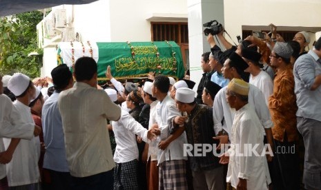 Jama'ah membawa jenazah Almarhum Imam Besar Istiqlal Ali Mustofa Ya'Qub untuk dimakamkan di halaman Masjid Darussunnah, Ciputat, Tangerang Selatan, Banten, Kamis (28/4). (Republika/Raisan Al Farisi) 