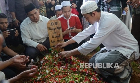 Jama'ah mendoakan Almarhum Imam Besar Istiqlal Ali Mustofa Ya'Qub yang telah dimakamkan di halaman Masjid Darussunnah, Ciputat, Tangerang Selatan, Banten, Kamis (28/4). (Republika/Raisan Al Farisi) 