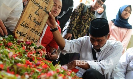 Jama'ah mendoakan Almarhum Imam Besar Istiqlal Ali Mustofa Ya'Qub yang telah dimakamkan di halaman Masjid Darussunnah, Ciputat, Tangerang Selatan, Banten, Kamis (28/4). (Republika/Raisan Al Farisi) 