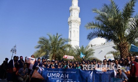 Jamaah umrah bersama Mi'raj Tour and Travel,  jamaah umrah karyawan dan mitra Elcorps mengunjungi Masjid Quba, Madinah. 