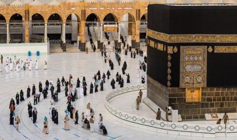 Ini Pertimbangan Arab Saudi Buka Umroh Mulai 4 Oktober. Foto: Jamaah antri melakukan tawaf di kala musim haji 2020.