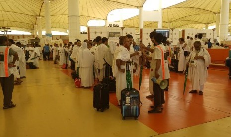 Jamaah asal Bangladesh nampak sudah mengenakan pakaian ihram setibanya di Bandara King Abdulaziz, Jeddah, Selasa (31/7). Mereka punya tradisi mengenakan ihram dari rumah di kampung halaman sebelum terbang ke Tanah Suci.