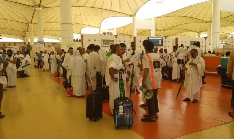 Jamaah asal Bangladesh nampak sudah mengenakan pakaian ihram setibanya di Bandara King Abdulaziz, Jeddah, Selasa (31/7). Mereka punya tradisi mengenakan ihram dari rumah di kampung halaman sebelum terbang ke Tanah Suci.