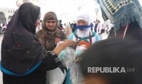 Jamaah asal India membagikan masker gratis kepada jamaah haji di Masjid Nabawi jelang Maghrib (Ilustrasi)