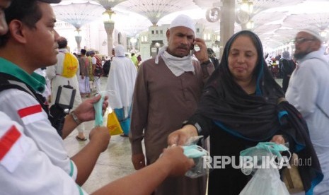 Jamaah asal India membagikan masker gratis kepada jamaah haji di Masjid Nabawi