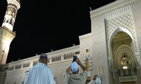 Jamaah asal Indonesia mengabadikan gerhana total di Masjid Nabawi, Madinah 