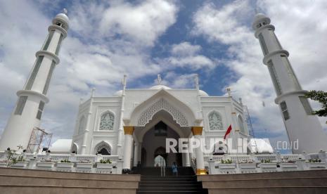 Jamaah berada di pelataran Masjid Al-Hakim di Pantai Padang, Sumatera Barat, Jumat (4/9/2020). Masjid Al-Hakim yang dibangun sejak tahun 2017 dengan gaya Taj Mahal itu kini sudah bisa digunakan untuk umum sebagai tempat ibadah yang representatif di Pantai Padang sekaligus ikon wisata halal di kota itu. 