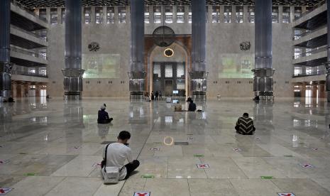 Syarat-Syarat Jamak Taqdim Menurut Imam Syafii. Foto: Jamaah beraktifitas usai melaksanakan sholat  di dalam Masjid (ilustrasi).