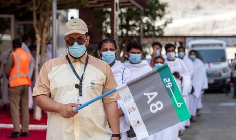 Jamaah berbaris dengan tertib di jalanan Makkah ke Arafah.