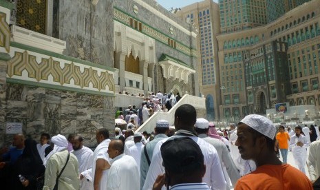 Jamaah berbondong-bondong berusaha masuk Masjidil Haram untuk melakukan shalat jumat pada 12 Agustus 2016. 