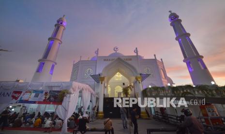 Jamaah berbuka puasa bersama di halaman Masjid Al-Hakim, Padang, Sumatera Barat.Holding BUMN Jasa Survei (IDSurvey), PT Sucofindo (Persero) mendukung Provinsi Sumatera Barat dalam mengembangkan sektor pariwisata halal. Hal ini dapat mempercepat pusat industri halal di Indonesia. 