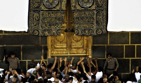 Jamaah berdesakan di pintu Ka'bah, Masjidil Haram, Makkah.