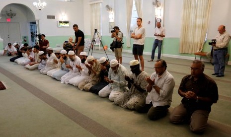 Jamaah berdoa bersama imam di Fort Pierce mendoakan korban penembakan yang terjadi di kelab malam di Fort Pierce Orlando.