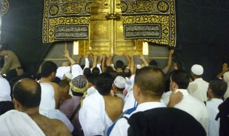 Jamaah berdoa di depan pintu Ka’bah di Masjidil Haram, Makkah, Arab Saudi, Rabu (10/11). 