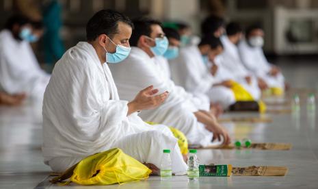 Haru dan Syukur Menyelimuti Jamaah Saat Umroh Dibuka Kembali. Jamaah berdoa di Masjidil Haram.