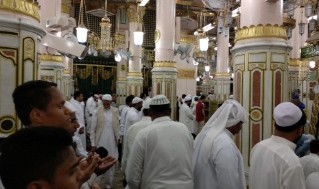 Jamaah berdoa di wilayah Raudhah, Masjid Nabawi, Senin (16/7).