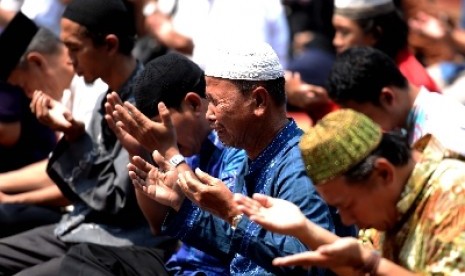 Jamaah berdoa usai melakukan shalat Istisqa.