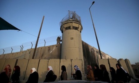 Jamaah berduyun-duyun ingin menuju Masjidil Aqsa.