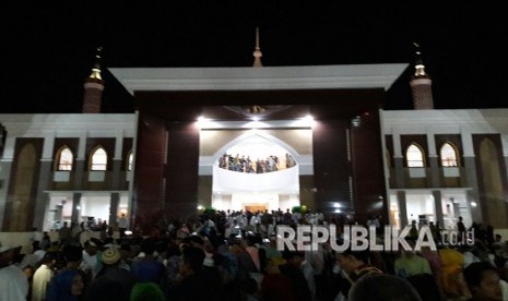 Jamaah berduyun-duyun mendatangi  Masjid Islamic Center Syekh Abdul Manan Kabupaten  Indramayu, Jumat (1/6) malam. Masjid megah itu difungsikan secara perdana pada malam ini bersamaan dengan peringatan Nuzulul Quran.