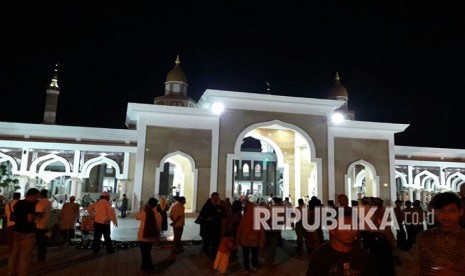 Jamaah berduyun-duyun mendatangi  Masjid Islamic Center Syekh Abdul Manan Kabupaten  Indramayu, Jumat (1/6) malam. Masjid megah itu difungsikan secara perdana pada malam ini bersamaan dengan peringatan Nuzulul Quran.