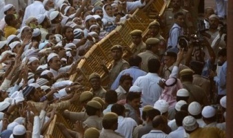 Jamaah berebut melihat Imam Masjid Agung Mekah Abdul Rehman Sudais, Ahad 27 Maret 2011