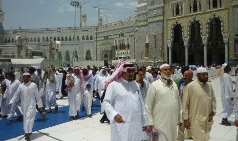  Jamaah berhamburan di halaman Masjidil Haram usai melaksanakan shalat jumat di Masjidil Haram, Makkah, pada 12 Agustus 2016. 