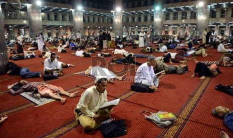  Jamaah beritikaf dengan melakukan berbagai macam aktivitas ibadah di Masjid Istiqlal, Jakarta, Kamis (1/8) dini hari. (Republika/Agung Supriyanto)