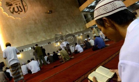  Jamaah beritikaf sambil membaca kitab suci Alquran di Masjid Istiqlal, Jakarta, Kamis (1/8) dini hari.  (Republika/Agung Supriyanto)