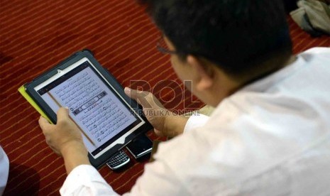  Jamaah beritikaf sambil membaca kitab suci Alquran di Masjid Istiqlal, Jakarta, Kamis (1/8) dini hari.  (Republika/Agung Supriyanto)