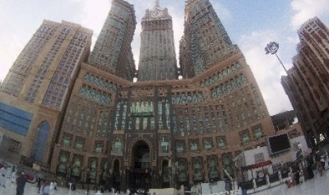 Jamaah berjalan di depan menara jam Makkah yang telah selesai dibangun