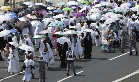 Jamaah berjalan di sekitar Mina, Kamis (24/9). Mereka hendak menjalankan salah satu ibadah haji yakni melempar jumrah.