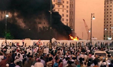 Jamaah berkumpul usai bom meledak di Madinah.