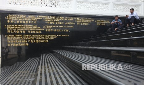  Jamaah bersantai di pelataran Masjid Ramlie Musofa,Sunter,Jakarta Utara, Selasa (21/6).  (Republika/Rakhmawaty La'lang)