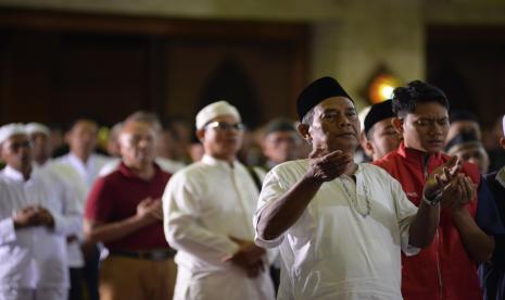 Jamaah bersholawat saat gelaran Festival Republik dan Dzikir Nasional 2019 di Masjid Agung At-Tin, Taman Mini Indonesia Indah (TMII), Jakarta.