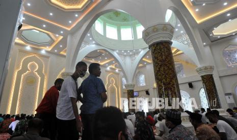 Jamaah bersiap shalat Jumat di Masjid Al-Hakim Pantai Padang, Sumatera Barat, Jumat (4/9/2020). Masjid Al-Hakim yang dibangun sejak tahun 2017 dengan gaya Taj Mahal itu kini sudah bisa digunakan untuk umum sebagai tempat ibadah yang representatif di Pantai Padang sekaligus ikon wisata halal di kota itu.