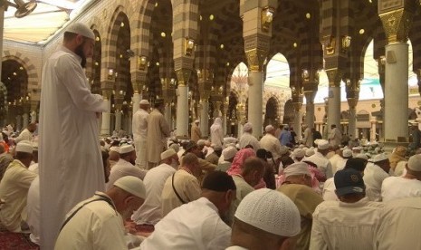 Menteri Saudi: Sholat Tarawih di Rumah Saat Pandemi 